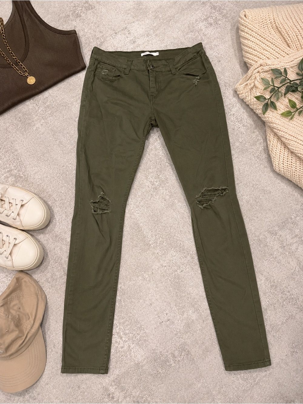 Levi’s 535 Super Skinny Olive Distressed Jeans Women’s Size 31 NWOT